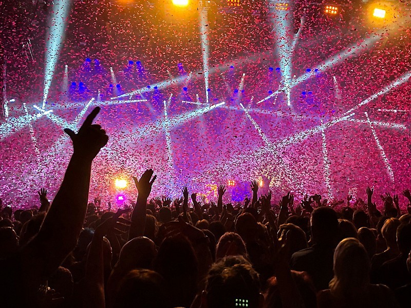 Book concert tickets to the most popular singers and bands!