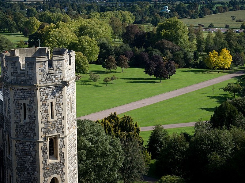 Hampton Court & Windsor Castle Private tour with Driver-Guide